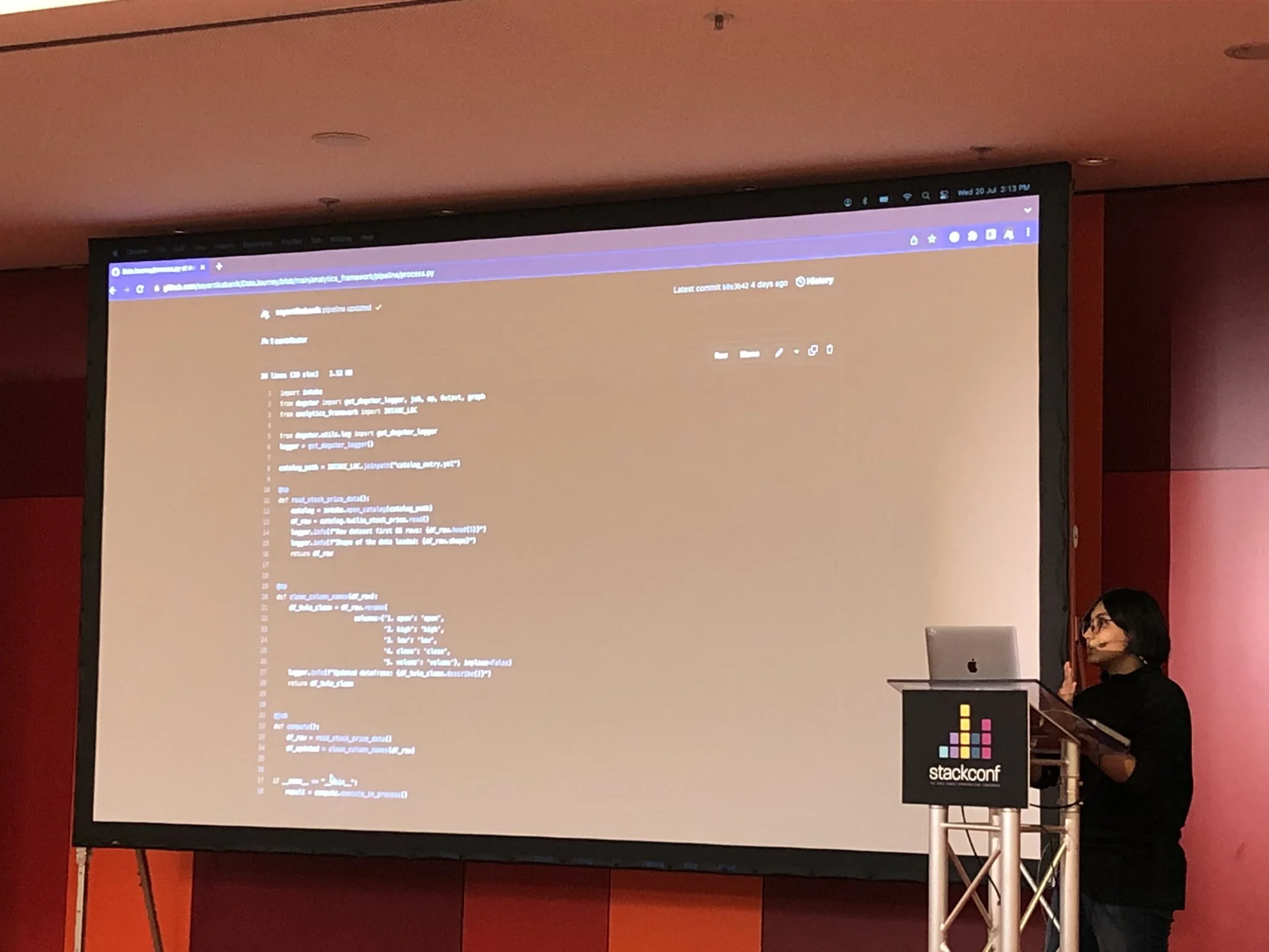 Sayantika Banik presenting the first DataJourney demo at StackConf Berlin
